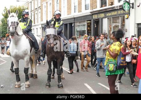 London, Großbritannien. 27. August 2018. Polizei Pferde in Notting Hill Carnival Parade in London. Credit: Claire Doherty/Alamy leben Nachrichten Stockfoto