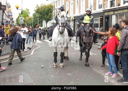 London, Großbritannien. 27. August 2018. Polizei Pferde in Notting Hill Carnival Parade in London. Credit: Claire Doherty/Alamy leben Nachrichten Stockfoto