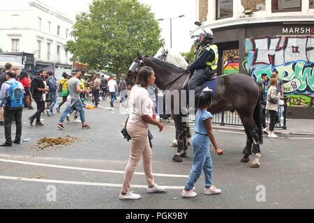 London, Großbritannien. 27. August 2018. Polizei Pferde in Notting Hill Carnival Parade in London. Credit: Claire Doherty/Alamy leben Nachrichten Stockfoto