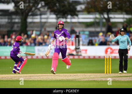 Hove, Großbritannien. 27. August 2018. Jenny Gunn von Loughborough Blitz in Aktion während des heutigen Match während der Kia Abendmahl League Finale 2018 - Finale zwischen Loughborough Blitz- und Surrey Sterne am 1. Zentrale County Ground am Montag, den 27. August 2018. Hove, England. Credit: Taka G Wu Credit: Taka Wu/Alamy leben Nachrichten Stockfoto