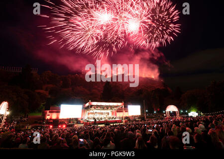 Edinburgh, Großbritannien. Montag, 27.August 2018: des Edinburgh Festivals Saison kulminiert mit der Virgin Money Feuerwerk Konzert. Ross Musikpavillon, Princes Street Gardens. Die spektakuläre Virgin Money Feuerwerk Konzert bringt unvergessliche orchestrale Klassiker aus Edinburgh's eigenen Scottish Chamber Orchestra, und beeindruckenden Feuerwerk, speziell choreographiert von internationalen Künstler Feuerwerk Pyrovision ihre musikalischen Erfahrungen - Alle gegen den prächtigen, historischen Kulisse des Edinburgh Castle zu verbessern. Credit: Andrew O'Brien/Alamy leben Nachrichten Stockfoto