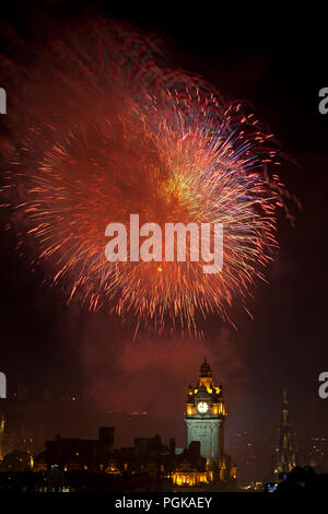 Edinburgh, Schottland, Großbritannien. 27. August 2018. Edinburgh Festival Virgin Money Feuerwerk Konzert und Display über Schloss und die Princes Street Gardens bis zum Ende des 2018 Ereignis markieren. Von Calton Hill mit Uhrturm im Vordergrund fotografiert. Stockfoto