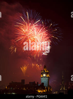 Edinburgh, Schottland, Großbritannien. 27. August 2018. Edinburgh Festival Virgin Money Feuerwerk Konzert und Display über Schloss und die Princes Street Gardens bis zum Ende des 2018 Ereignis markieren. Von Calton Hill mit Uhrturm im Vordergrund fotografiert. Stockfoto