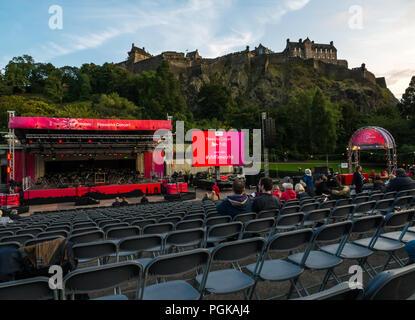 Die Princes Street Gardens, Edinburgh, Schottland, Großbritannien, 27. August 2018. Edinburgh International Festival finale Virgin Money gesponserten Feuerwerk. Das Scottish Chamber Orchestra spielen Auswahl aus holsts Suite die Planeten mit Feuerwerk vom Edinburgh Castle choreographiert das Sommerfest zu Ende. Das Publikum beginnt am Ross Musikpavillon zu gelangen Stockfoto