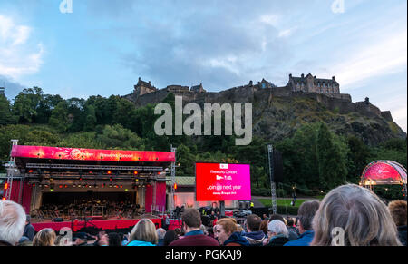 Die Princes Street Gardens, Edinburgh, Schottland, Großbritannien, 27. August 2018. Edinburgh International Festival finale Virgin Money gesponserten Feuerwerk. Das Scottish Chamber Orchestra spielen Auswahl aus holsts Suite die Planeten mit Feuerwerk vom Edinburgh Castle choreographiert das Sommerfest zu Ende. Das Publikum beginnt am Ross Musikpavillon zu gelangen Stockfoto