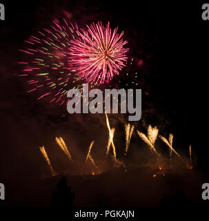 Princes Street Gardens, Edinburgh, Schottland, Großbritannien, 27. August 2018. Edinburgh International Festival Finale Virgin Money gesponserte Feuerwerk mit Feuerwerk über Edinburgh Castle Stockfoto