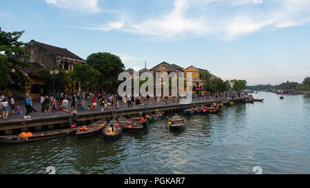 Nacht Flussblick mit schwimmenden Laternen und Boote. Hoi An, einmal als Faifo bekannt. Hoian ist eine Stadt in Vietnam Quang Nam Provinz und seit 1999 ein Stockfoto