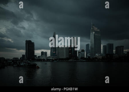 Konzept dramatische Wetter auf Stadt, Sturmwolken über Zentrum von Ho Chi Minh Stadt. Ho Chi Minh City mit der Entwicklung Gebäude, Wolkenkratzer in den Bewölkt Stockfoto