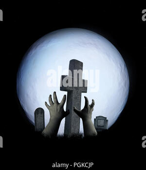 Halloween Szenerie mit gruseligen zombie Hände erhebt sich aus einem Grab, Vollmond und Stein Kreuze und Grabsteine auf einem Friedhof. Auf nacht himmel Hintergrund. E Stockfoto