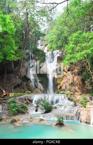 Tad Kuang Si Wasserfall im Wald in der Nähe von Luang Prabang, Laos Stockfoto