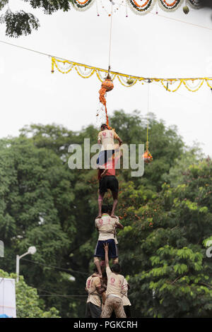 Gruppen von Menschen "Govinda" genießen die Dahi Handi festival Gottes Krishna Geburt in Mumbai, Indien zu feiern. Stockfoto