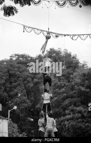 Gruppen von Menschen "Govinda" genießen die Dahi Handi festival Gottes Krishna Geburt in Mumbai, Indien zu feiern. Stockfoto