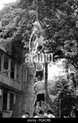 Gruppen von Menschen "Govinda" genießen die Dahi Handi festival Gottes Krishna Geburt in Mumbai, Indien zu feiern. Stockfoto