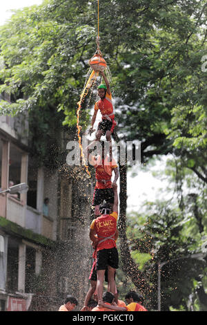 Gruppen von Menschen "Govinda" genießen die Dahi Handi festival Gottes Krishna Geburt in Mumbai, Indien zu feiern. Stockfoto