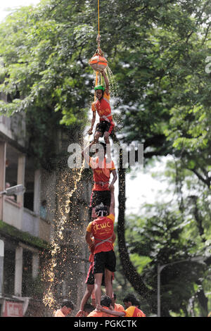 Gruppen von Menschen "Govinda" genießen die Dahi Handi festival Gottes Krishna Geburt in Mumbai, Indien zu feiern. Stockfoto