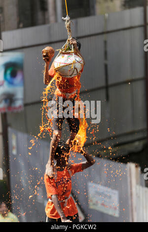 Gruppen von Menschen "Govinda" genießen die Dahi Handi festival Gottes Krishna Geburt in Mumbai, Indien zu feiern. Stockfoto