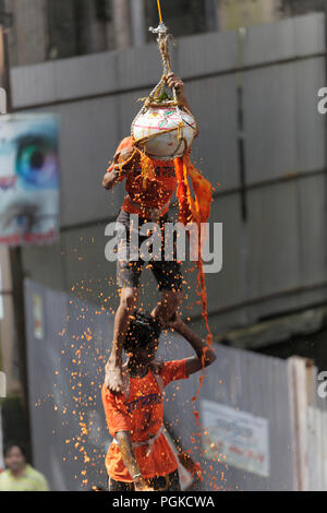 Gruppen von Menschen "Govinda" genießen die Dahi Handi festival Gottes Krishna Geburt in Mumbai, Indien zu feiern. Stockfoto