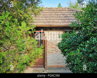 Versteckte alte verlassene brick House in ländlichen Garten Stockfoto