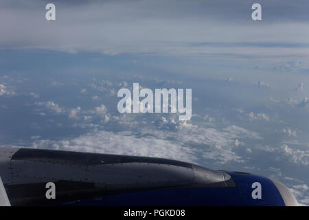 Wolken durch das Fenster von Jet Flugzeug gesehen. Flugzeug fliegt bei über dreißig tausend Füße vom Boden. Stockfoto