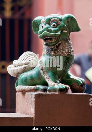 Chinesische Löwe am Eingang eines Tempels Stockfoto