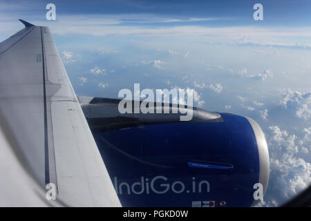 Wolken durch das Fenster von Jet Flugzeug gesehen. Flugzeug fliegt bei über dreißig tausend Füße vom Boden. Stockfoto