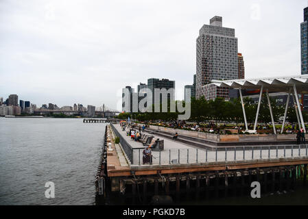 New York City, USA - 20. Juni 2018: Hunters Point South Park und Fährhafen in Long Island Stockfoto