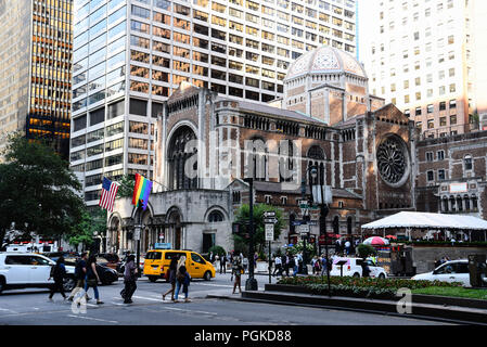 New York City, USA - 21. Juni 2018: Die St. Bartholomäus Kirche in der Park Avenue mit amerikanischen und regenbogenfahnen auf der Fassade während der Pride Parade Tage Stockfoto