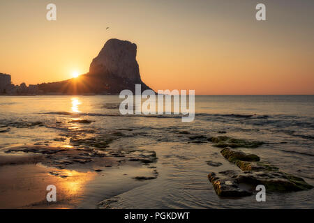 Penon de Ifach in Calpe (Alicante, Spanien) bei Sonnenaufgang. Stockfoto