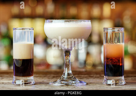 Verschiedene club Cocktails in verschiedenen Gläser stehen auf einer Theke auf einem unscharfen Hintergrund von Alkohol Stockfoto