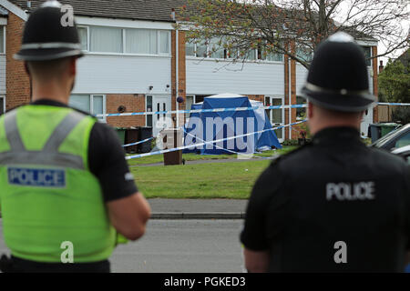 Polizei forensische Zelte außerhalb einer Eigenschaft auf northdown Straße in Solihull, wo einer Morduntersuchung, nachdem eine Mutter und eine Tochter 49 und 22 Jahren lanciert wurden erstochen. Stockfoto