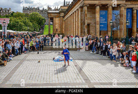 Street Performer auf dem Damm außerhalb der Royal Scottish Academy bei der Princes Street Edinburgh Schottland Großbritannien beim Edinburgh Festival Fringe 2018 Stockfoto