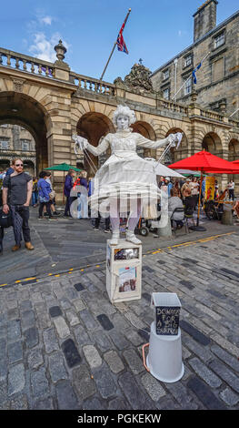 Street Performer im Edinburgh Festival Fringe 2017 in der High Street Teil der Royal Mile in Edinburgh, Schottland Großbritannien Stockfoto