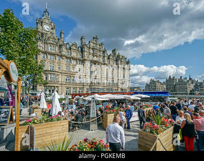 Festival Village auf der Waverley Mall mit Cafe Kultur und Essen trinken in Edinburgh Schottland Großbritannien Stockfoto