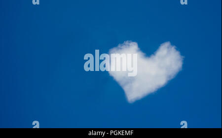 Wolke in der Form von Herzen. liebe Konzept in den Himmel Stockfoto