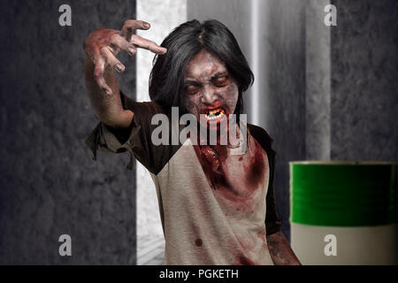 Beängstigend zombie Mann mit Händen für Kratzen auf der dunklen Ort. Halloween Konzept Stockfoto