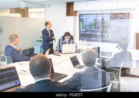 Geschäftsmann einen Vortrag im Konferenzraum. Business Executive, die Präsentation an Geschäftspartner während der Konferenz. Corporate busin Stockfoto