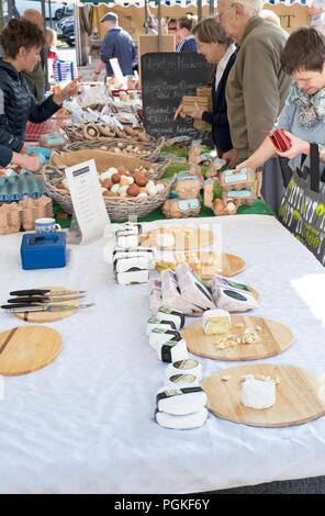 Cotswold Käse in Deddington Farmers Market Stall. Deddington, Oxfordshire, England Stockfoto