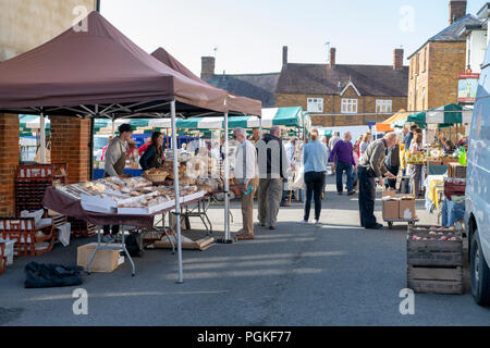 Gebäck und Brot stall Deddington Farmers Market. Deddington, Oxfordshire, England Stockfoto