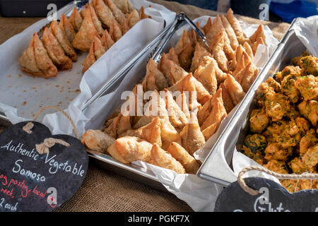 Abschaltdruck Verkauf samosa in Deddington Farmers Market. Deddington, Oxfordshire, England Stockfoto