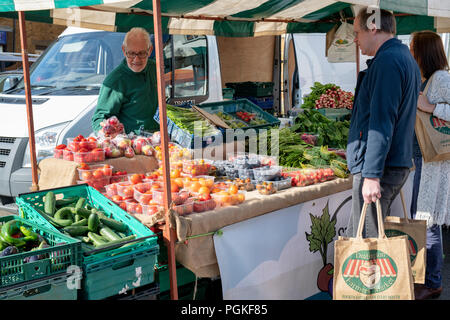 Gemüse in Deddington Farmers Market Stall. Deddington, Oxfordshire, England Stockfoto