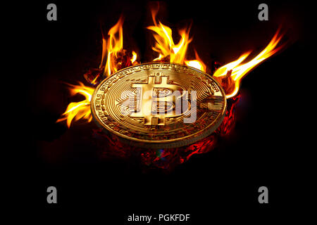 Auf einem schwarzen Hintergrund in offenes Feuer ist eine Goldmünze, einer virtuellen digitalen crypto Währung - bitcoin Für Unternehmen. Stockfoto