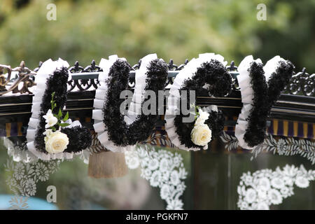 Eine florale Tribut an einen Leichenwagen tragen den Sarg der 13-jährige Lucy McHugh vor ihrer Beerdigung an Hollybrook Friedhof, Southampton. Stockfoto