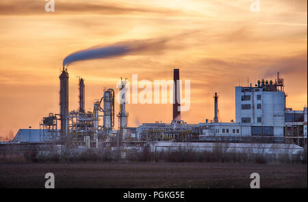 Erdölindustrie Silhouette, Petrechemical Anlage - Raffinerie Stockfoto