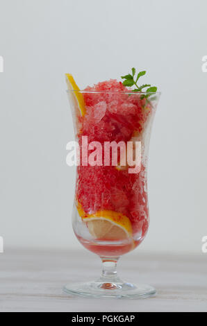 Wassermelone slushie mit Zitrone, Sommer erfrischenden Drink in hohe Gläser auf weißem Hintergrund Stockfoto