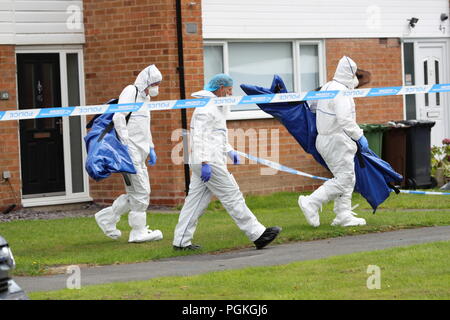 Polizei forensische Offiziere außerhalb einer Eigenschaft auf northdown Straße in Solihull, wo einer Morduntersuchung, nachdem eine Mutter und eine Tochter 49 und 22 Jahren lanciert wurden erstochen. Stockfoto