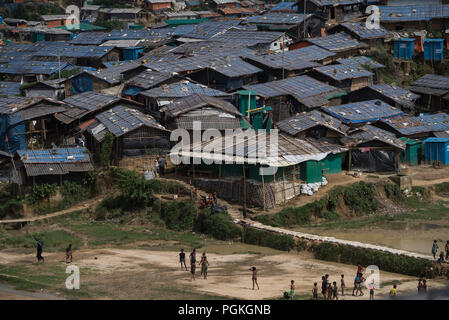 Es hat ein Jahr seit Hunderten von Tausenden von der Rohingya Bevölkerung in Bangladesch strömten, als Ergebnis einer brutale Vorgehen durchgeführt, die von der myanmarischen Armee, die durch die Vereinten Nationen wurde beschrieben als "Lehrbuch der ethnischen Säuberung". Nach der internationalen Sektor Coordination Group (Iscg), im vergangenen Jahr gab es einen Zustrom von 919,000 Flüchtlinge, die aus ihren Dörfern in Myanmar Rakhine vertrieben wurden. Stockfoto