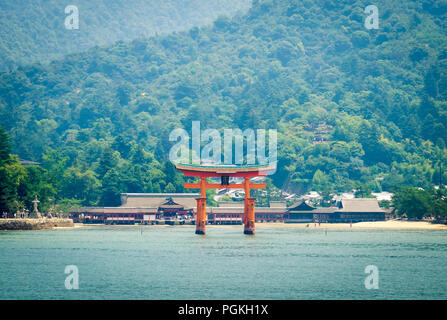 Die berühmten Schwimmenden torii Tor der Itsukushima Schrein (Itsukushima-jinja) auf der Insel Miyajima (itsukushima) in der Präfektur Hiroshima, Japan. Stockfoto