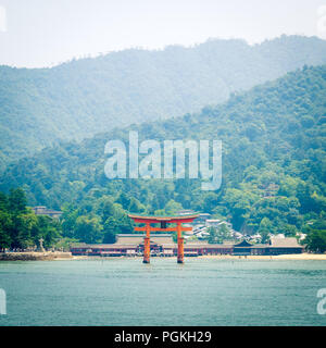 Die berühmten Schwimmenden torii Tor der Itsukushima Schrein (Itsukushima-jinja) auf der Insel Miyajima (itsukushima) in der Präfektur Hiroshima, Japan. Stockfoto