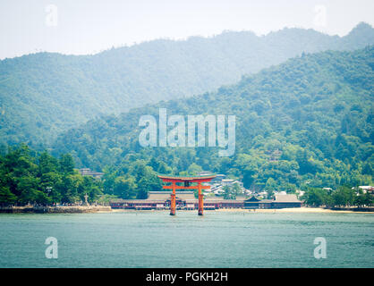 Die berühmten Schwimmenden torii Tor der Itsukushima Schrein (Itsukushima-jinja) auf der Insel Miyajima (itsukushima) in der Präfektur Hiroshima, Japan. Stockfoto