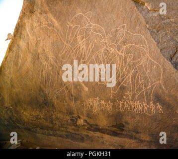 Elefanten und Männer - Felsmalereien und Petroglyphen von Boumediene in Tassili nAjjer Nationalpark, Algerien Stockfoto